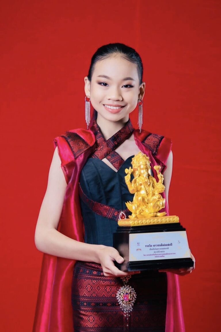 เด็กหญิงอารียา เคนวิเศษ ได้รับรางวัลเยาวชนดีเด่น พระพิฆเนศมูรติไอยรา เทพประทานพร เนื่องในวันเยาวชนแห่งชาติ ประจำปี 2566 จากชมรมส่งเสริมกิจกรรมการแสดงเด็กและเยาวชนแห่งประเทศไทย