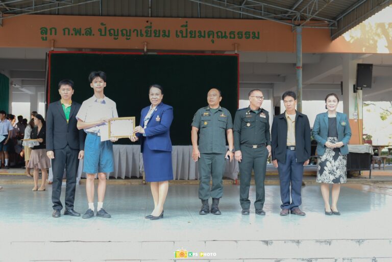 มอบรางวัลให้กับนักเรียนที่ได้รับรางวัลเหรียญทอง ชนะเลิศ การแข่งขันศิลปหัตถกรรม ระดับเขตพื้นที่การศึกษา ครั้งที่ 72