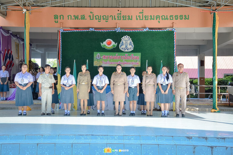 คณะผู้บริหาร มอบช่อดอกไม้แสดงความยินดีให้สภาองค์การนักเรียน ปีการศึกษา 2568